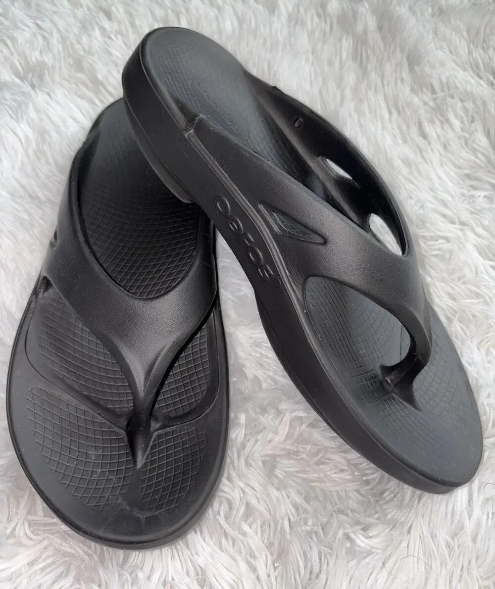 Oofos Black W11 M9 Classic Recovery Flip Flops. Fantastic Pair. Comfortable
